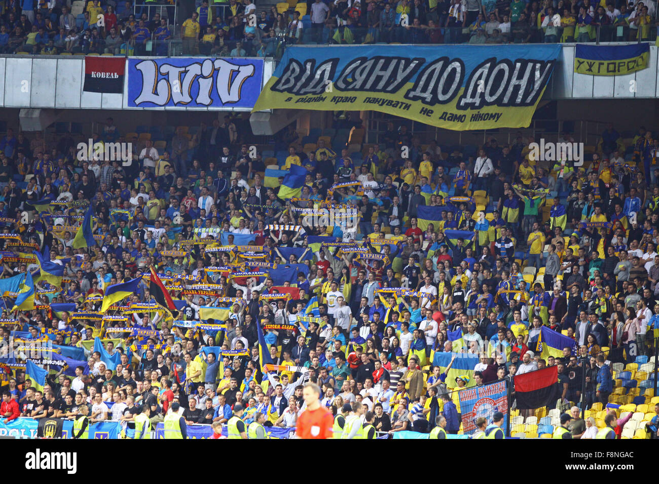 Kiev, UKRAINE - septembre 8, 2014 : tribuns du Stade olympique national (NSC Olimpiyskyi) au cours de l'UEFA EURO 2016 match de qualification Banque D'Images