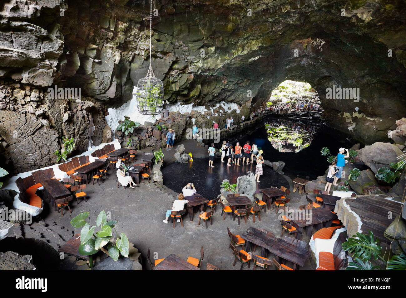 L'île de Lanzarote, Jameos del Aqua, grotte volcanique - voir au lac souterrain et restaurant, Îles Canaries, Espagne Banque D'Images