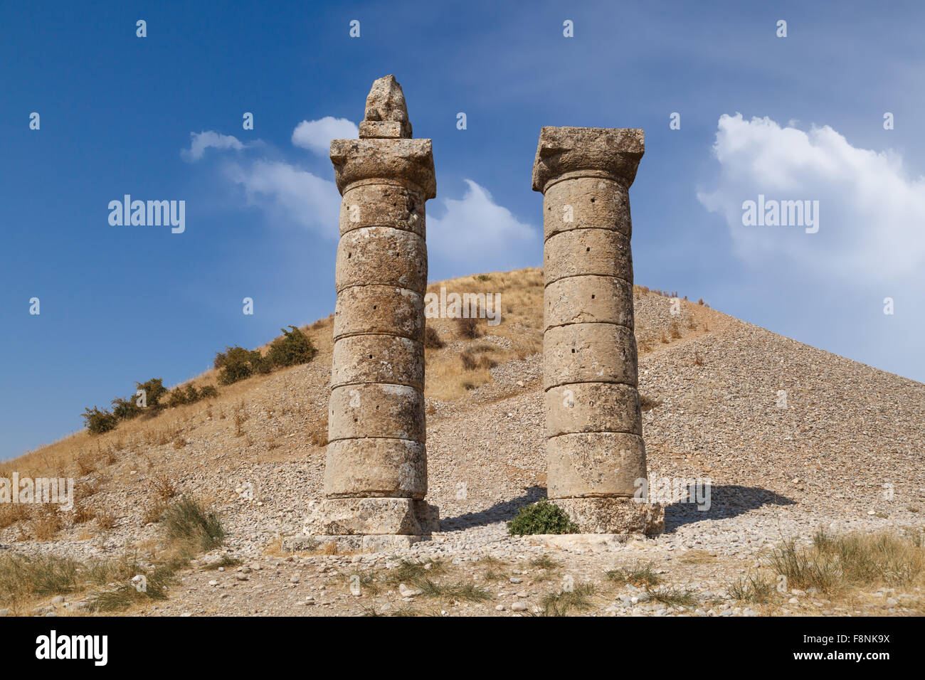 Avis de Karakus Tumulus, ancienne et historique de la zone béni Nemrut Parc National, sur fond de ciel bleu clair. Banque D'Images