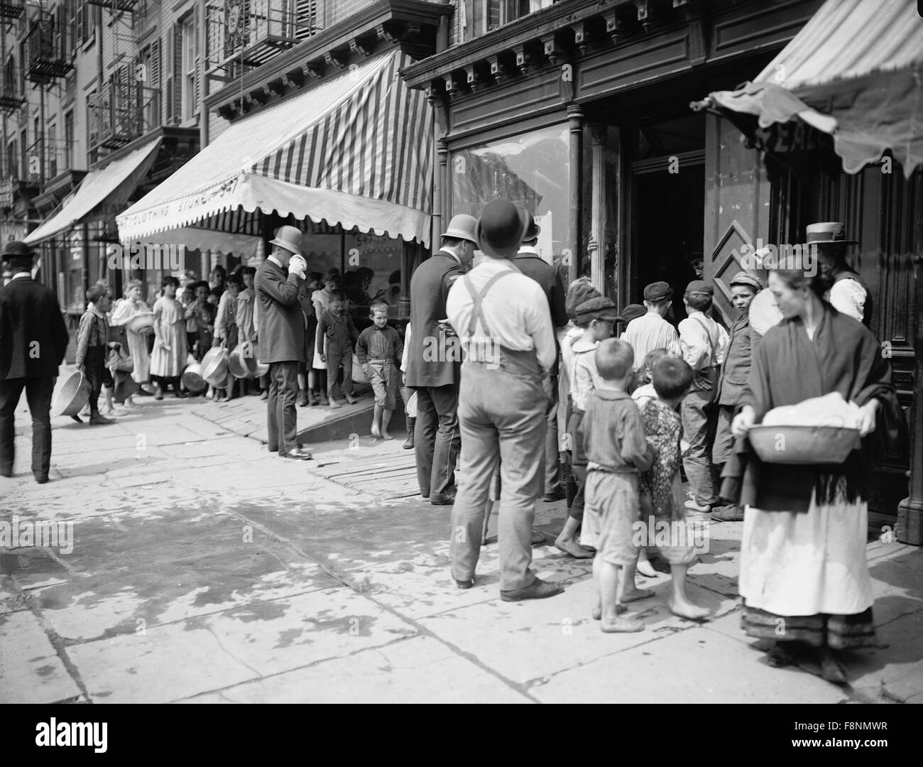 Groupe de personnes en ligne pour recevoir gratuitement la glace, New York City, New York, USA, 1903 Banque D'Images