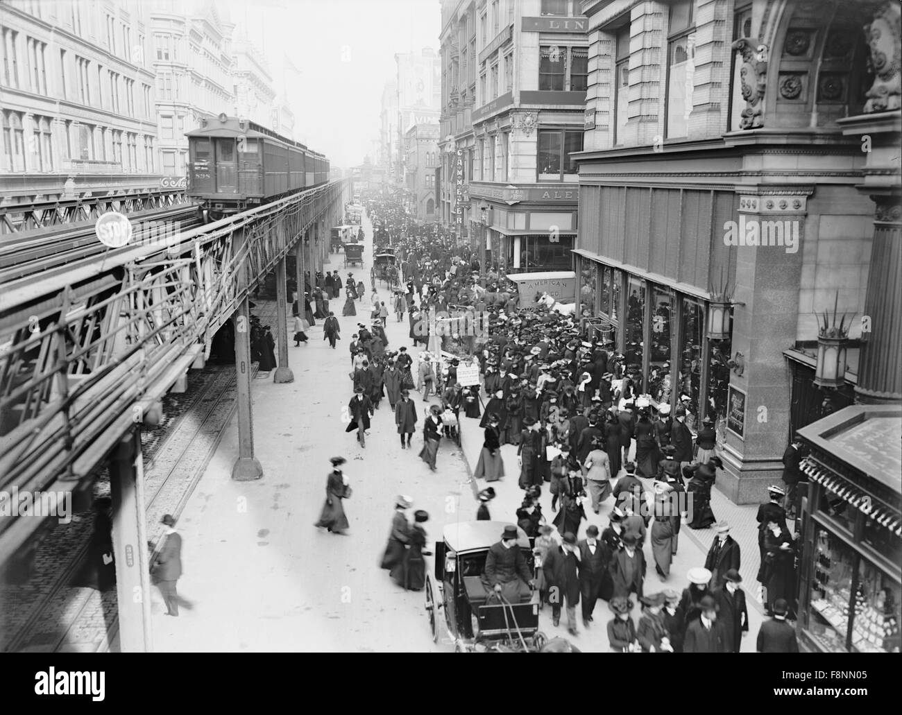 Les consommateurs et les concentrations élevées de train le long de la Sixième Avenue, New York City, USA, vers 1903 Banque D'Images
