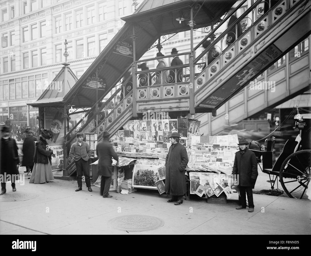 Vendeur de journaux à des Train d'escalier, New York City, USA, vers 1903 Banque D'Images