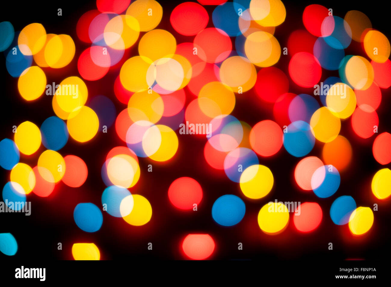 Les lumières de Noël de flou artistique. Bokeh Nouvel An. Résumé fond pour la conception de vacances Banque D'Images