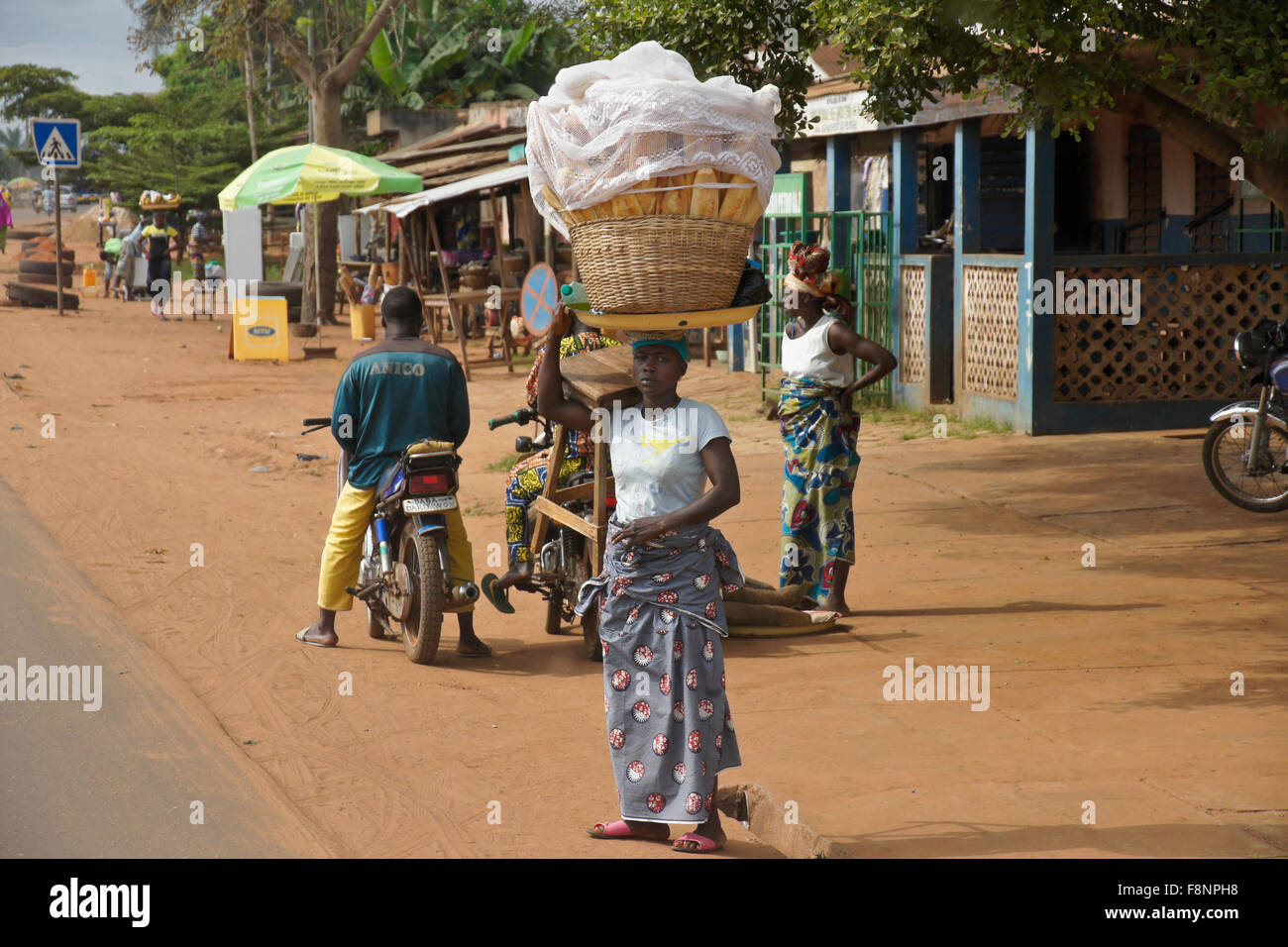 Femme Vente de pain à proximité de l'autoroute, Bénin Banque D'Images