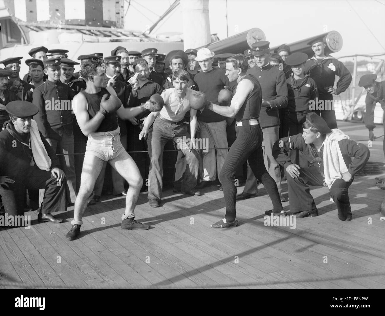 Deux marins Naval Boxe sur Anniversaire de la bataille de Santiago de Cuba, l'U.S.S. New York, USA, 1899 Banque D'Images