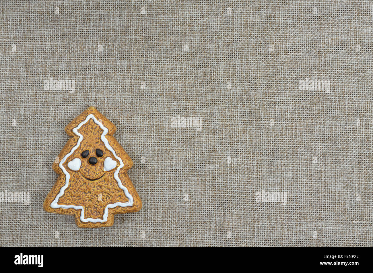 Close up d'un biscuit de Noël , arbre de Noël, smiling, sur toile avec copie espace horizontal, Banque D'Images