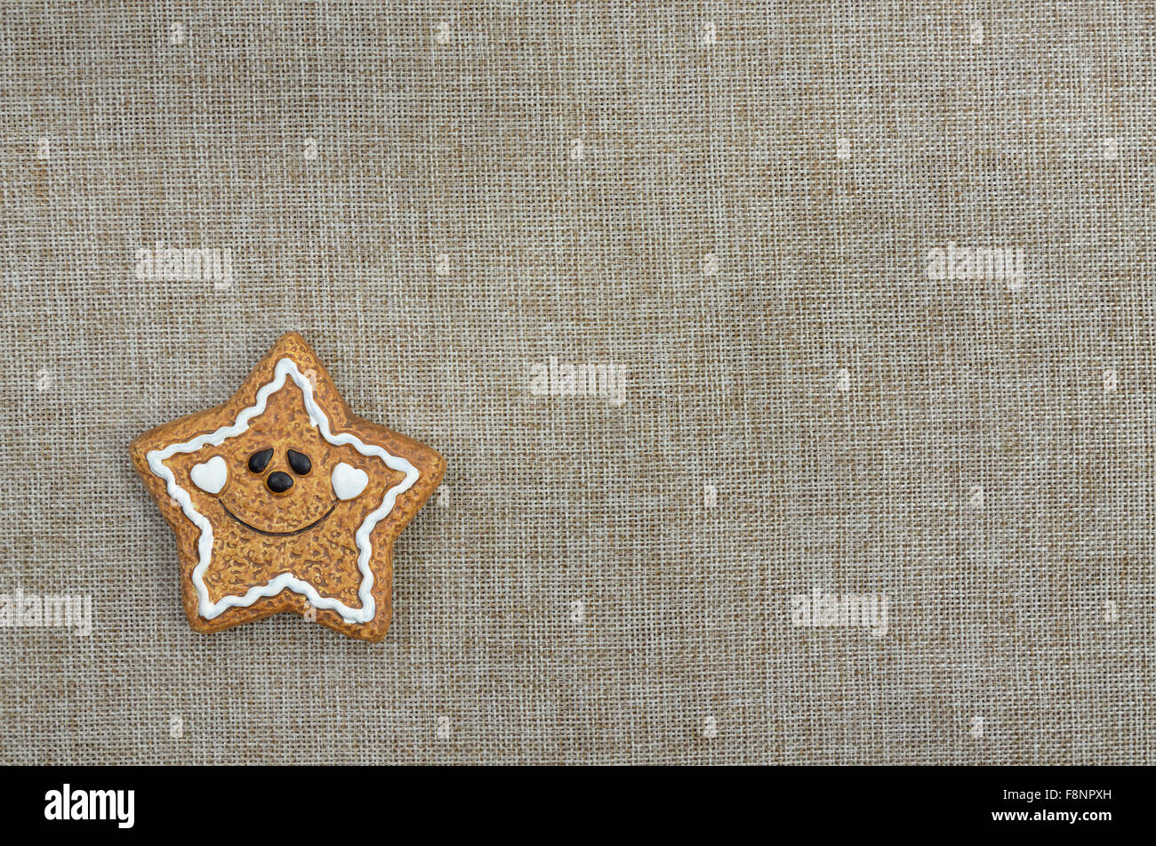 Gros plan d'une étoile , Biscuit de Noël, souriant, sur toile avec copie espace horizontal, Banque D'Images