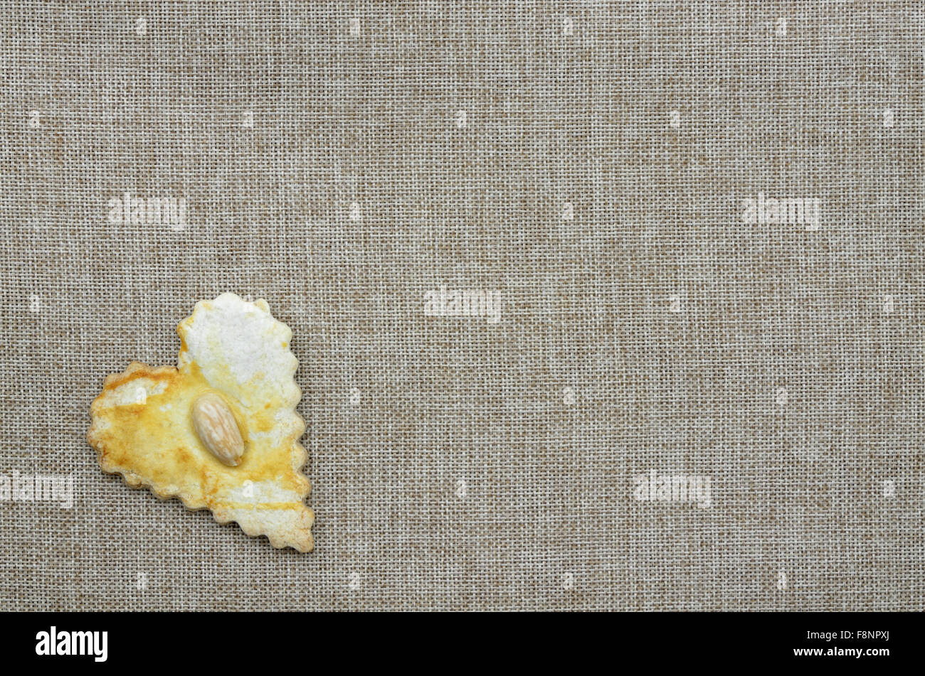 Close up d'un biscuit de Noël, coeur d'amandiers, fait à la maison, sur toile avec copie espace horizontal, Banque D'Images