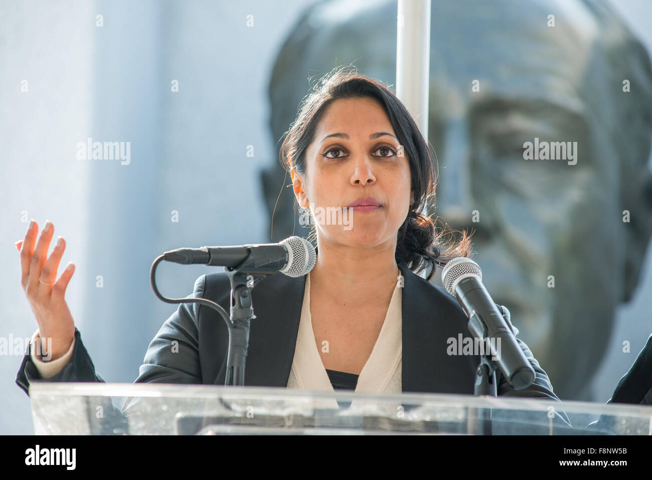 New York, États-Unis. Dec 10, 2015. Penny Abeywardena, le NYC Commissaire pour les affaires internationales s'adresse à l'auditoire avant la cérémonie de dépôt de gerbes. À l'occasion de la Journée internationale des droits de l'homme, des fonctionnaires des Nations Unies, y compris celui de sous-secrétaire général, M. Jan Eliasson, réunis au Parc des quatre libertés de Roosevelt Roosevelt Island pour une cérémonie de dépôt de gerbes et de rendre hommage à Franklin D. Roosevelt le champion des droits de l'homme. Credit : Albin Lohr-Jones/Pacific Press/Alamy Live News Banque D'Images