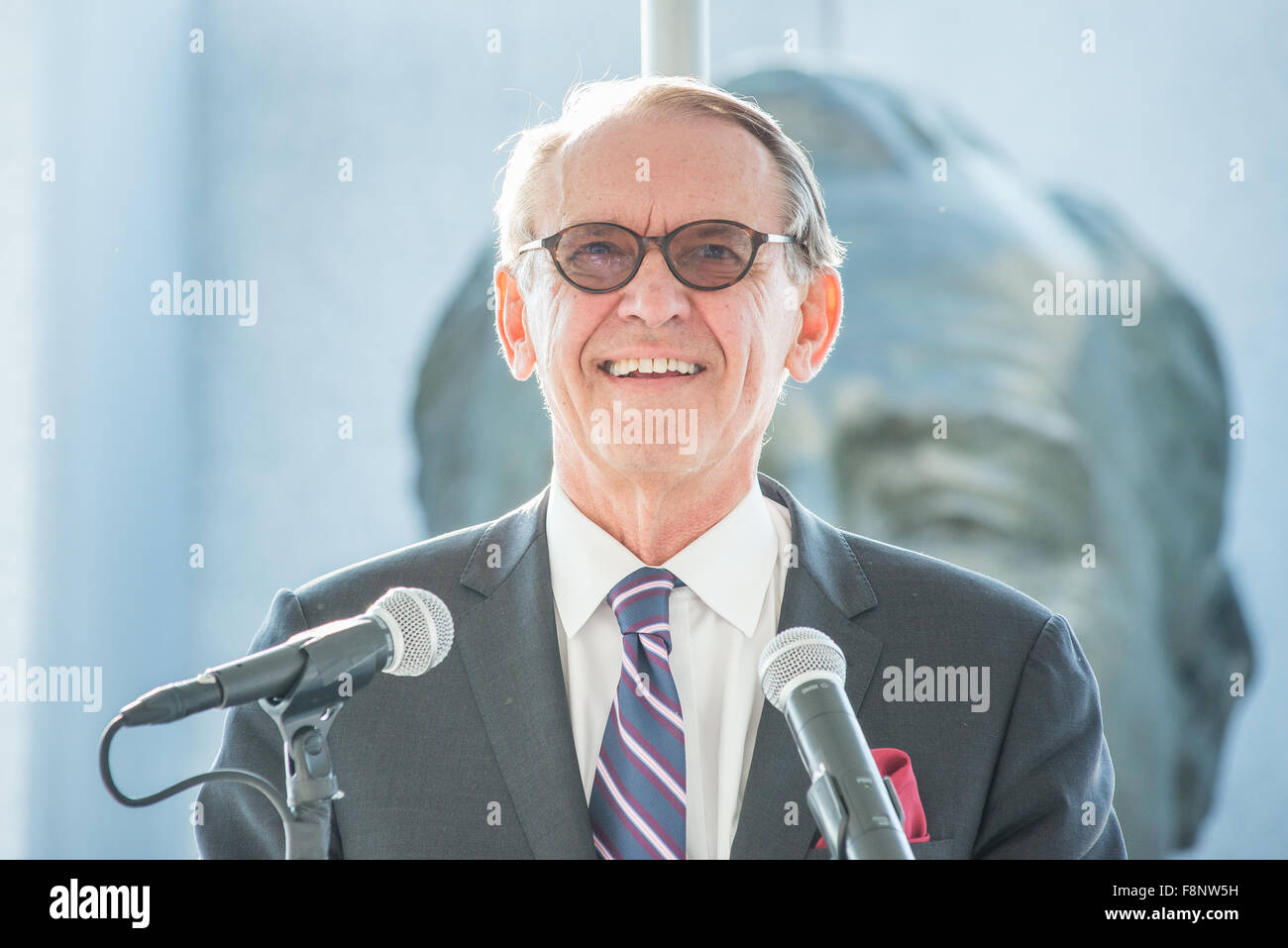 New York, États-Unis. Dec 10, 2015. Secrétaire général adjoint de l'ONU Jan Eliasson parle au public avant que la cérémonie de dépôt de gerbes. À l'occasion de la Journée internationale des droits de l'homme, des fonctionnaires des Nations Unies, y compris celui de sous-secrétaire général, M. Jan Eliasson, réunis au Parc des quatre libertés de Roosevelt Roosevelt Island pour une cérémonie de dépôt de gerbes et de rendre hommage à Franklin D. Roosevelt le champion des droits de l'homme. Credit : Albin Lohr-Jones/Pacific Press/Alamy Live News Banque D'Images