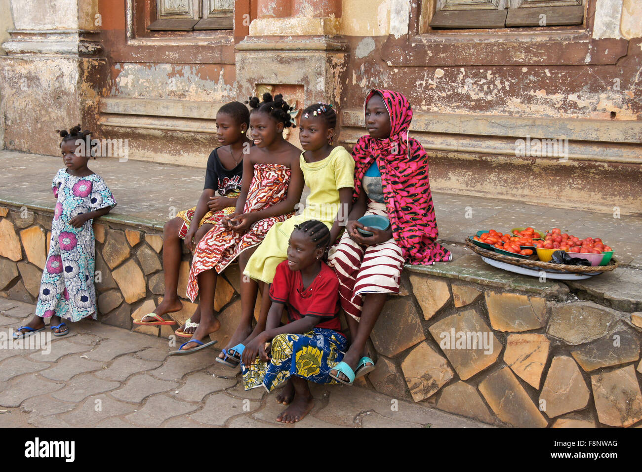 Les filles à l'extérieur de la mosquée de Grand Central, Porto Novo, Bénin Banque D'Images