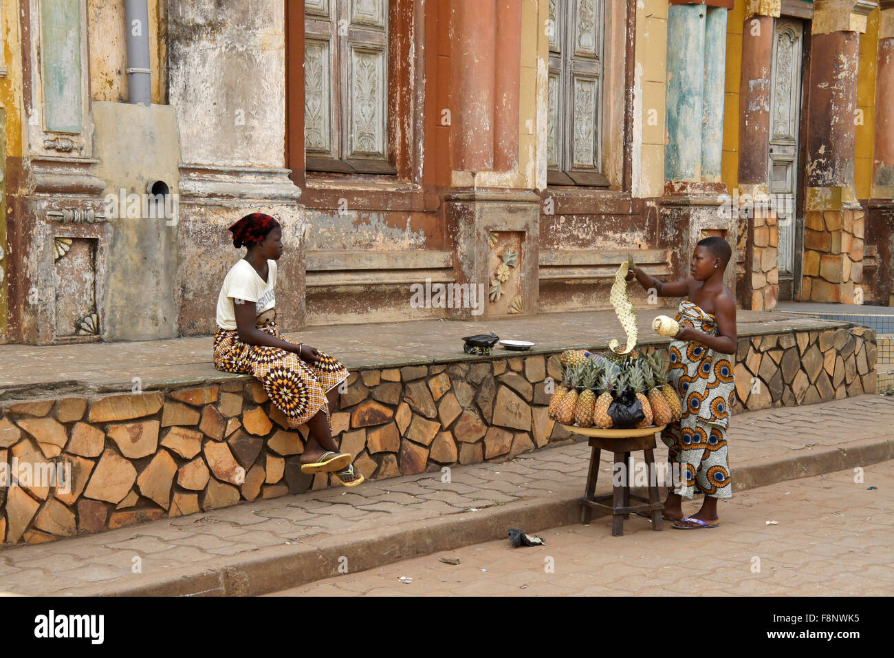 Les femmes à l'extérieur Grand Central Mosque, Porto Novo, Bénin Banque D'Images