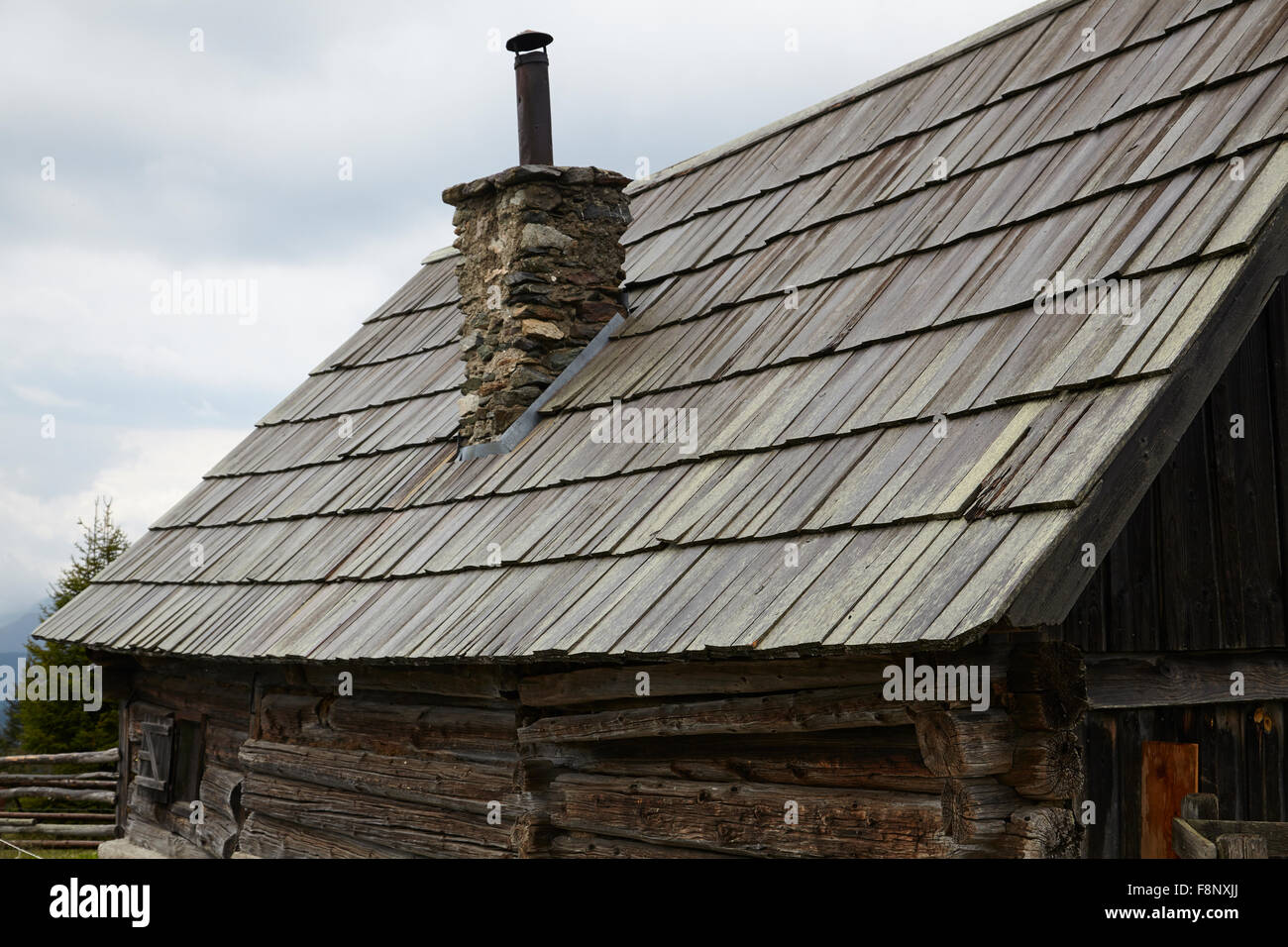 Toiture de bardeaux et la cheminée d'un chalet de montagne de Styrie - Wagenbänkalm Banque D'Images