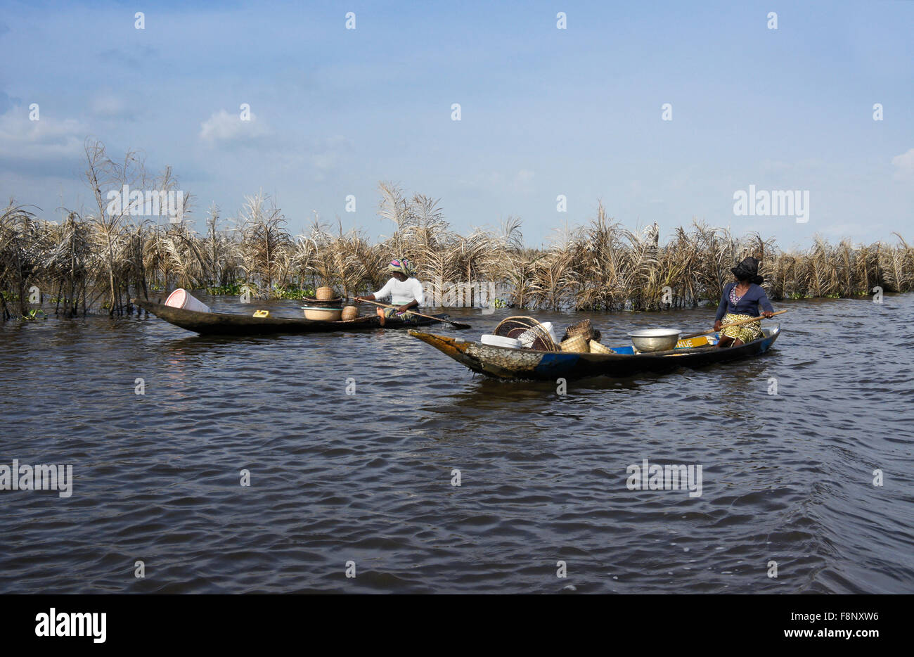 Les femmes et les bateaux de pêche du lac Ganvié, village Nokwe, Bénin Banque D'Images