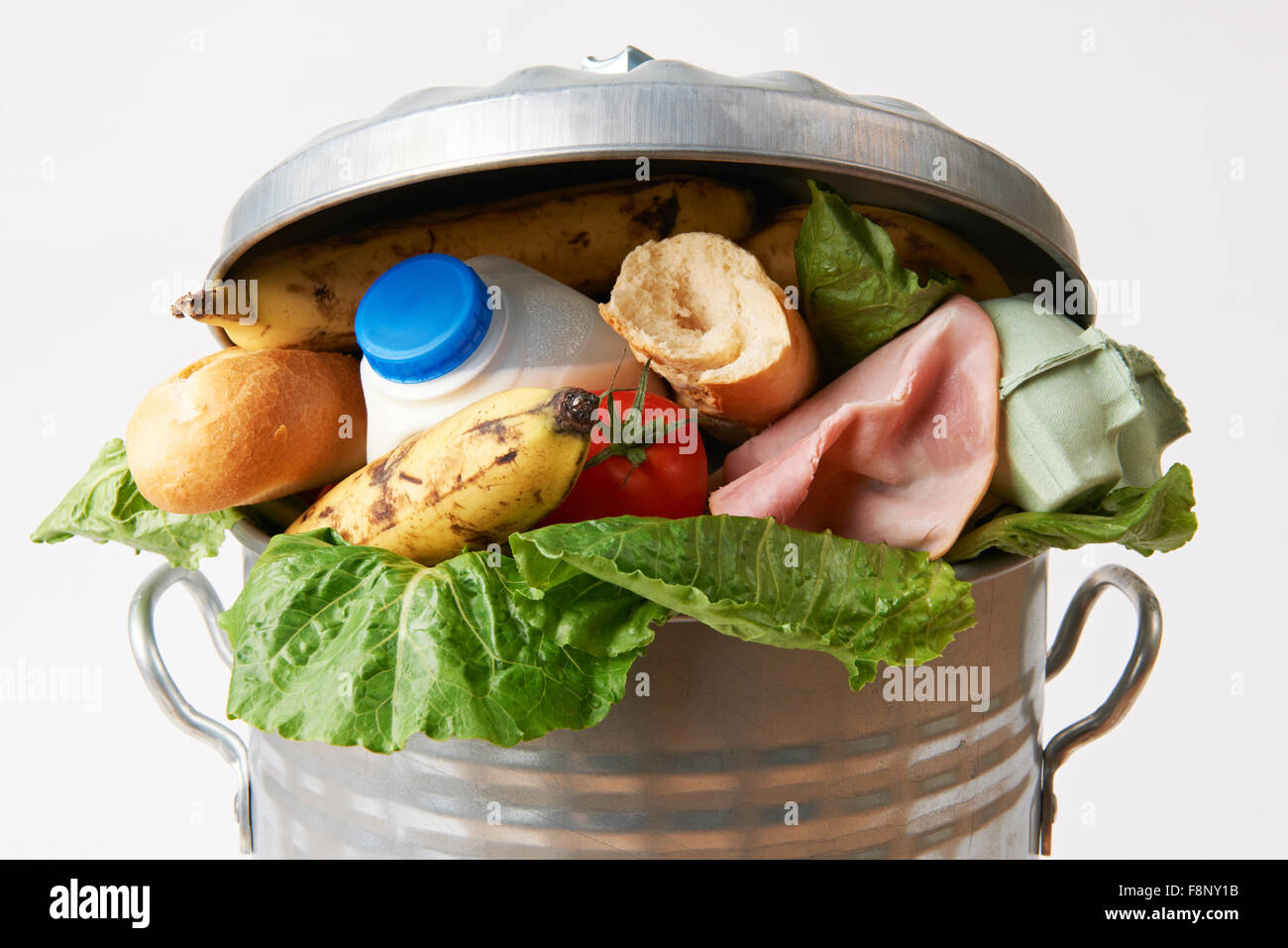 Les aliments frais en Poubelle pour illustrer le gaspillage Banque D'Images