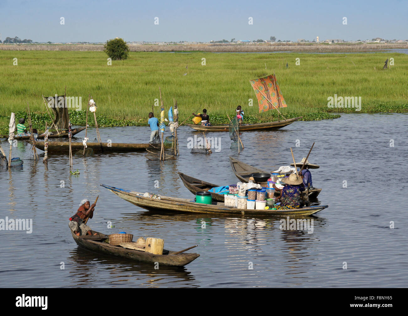 Les femmes et les bateaux de pêche du lac Ganvié, village Nokwe, Bénin Banque D'Images