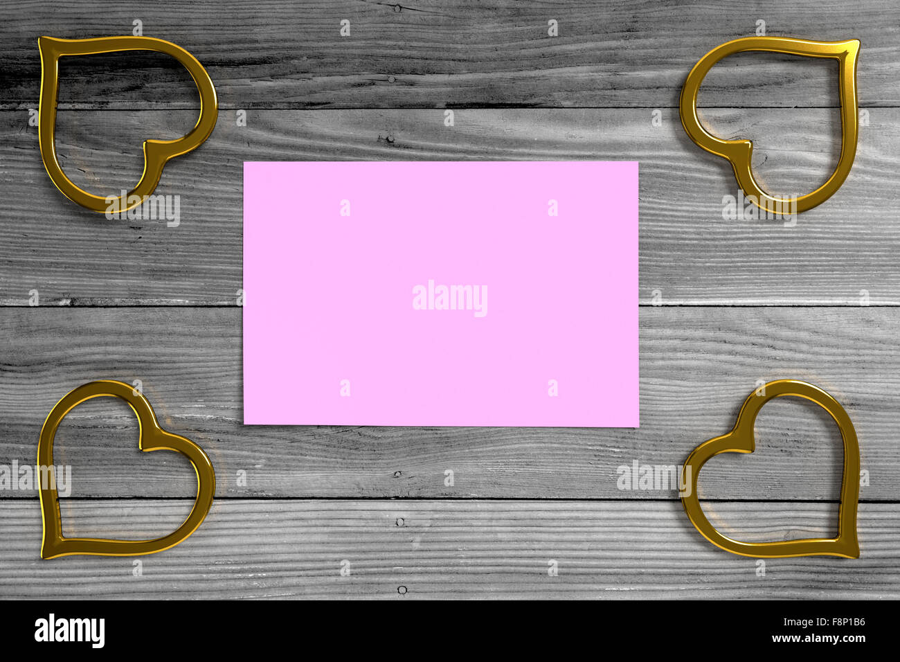 Blank carte rose avec un coeur d'or sur l'ancienne planches séchées Banque D'Images