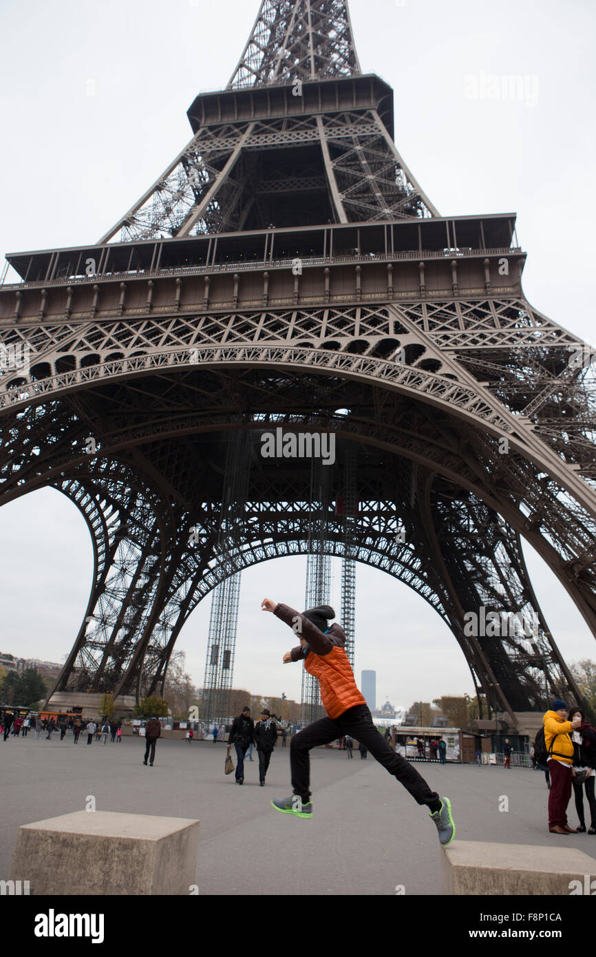 Un jeune garçon passe d'une chaire en béton à l'autre à la base de la Tour  Eiffel à Paris, France Photo Stock - Alamy