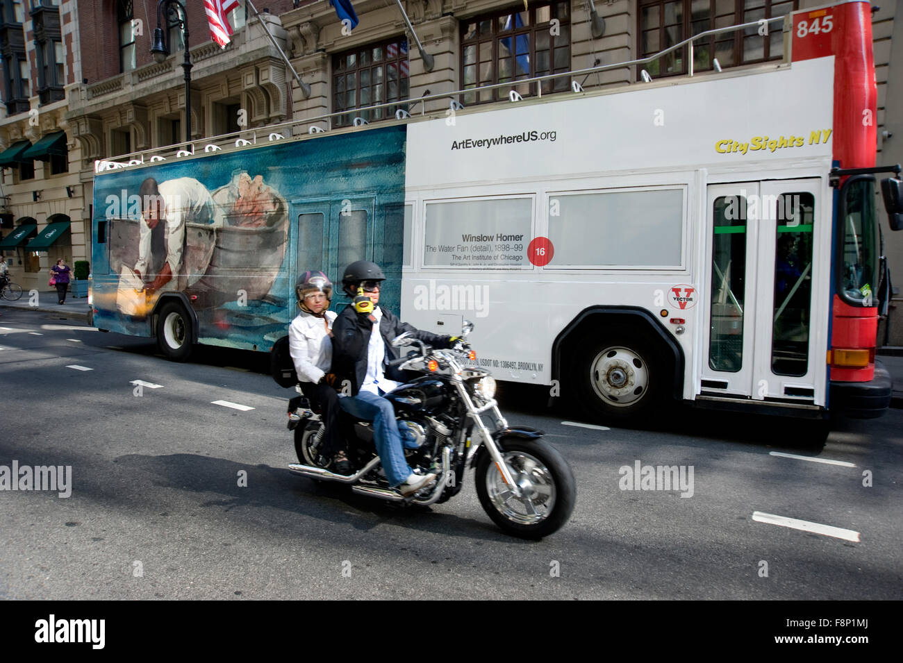 Un Winslow Homer peinture est reproduit sur un autobus d'excursion dans la ville de New York dans le cadre de l'art partout/ événement. Banque D'Images