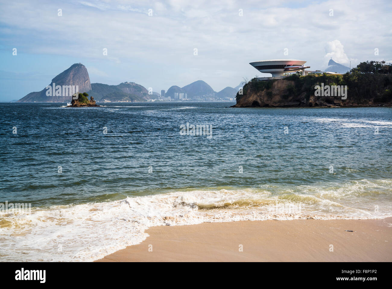 Musée d'Art Contemporain de Niterói perché sur un rocher, MAC, Niteroi, Rio de Janeiro, Brésil Banque D'Images