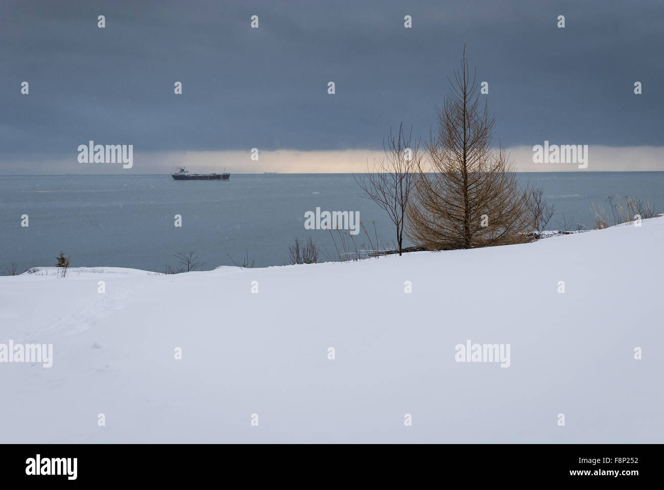 Vue d'un cargo passe en amont dans l'estuaire du Saint-Laurent en hiver au Canada Banque D'Images