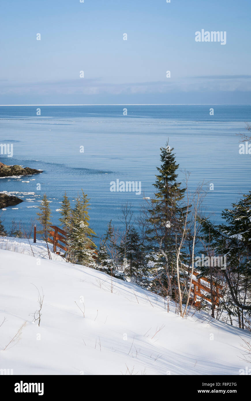 Vue sur l'estuaire du Saint-Laurent en hiver au Canada Banque D'Images