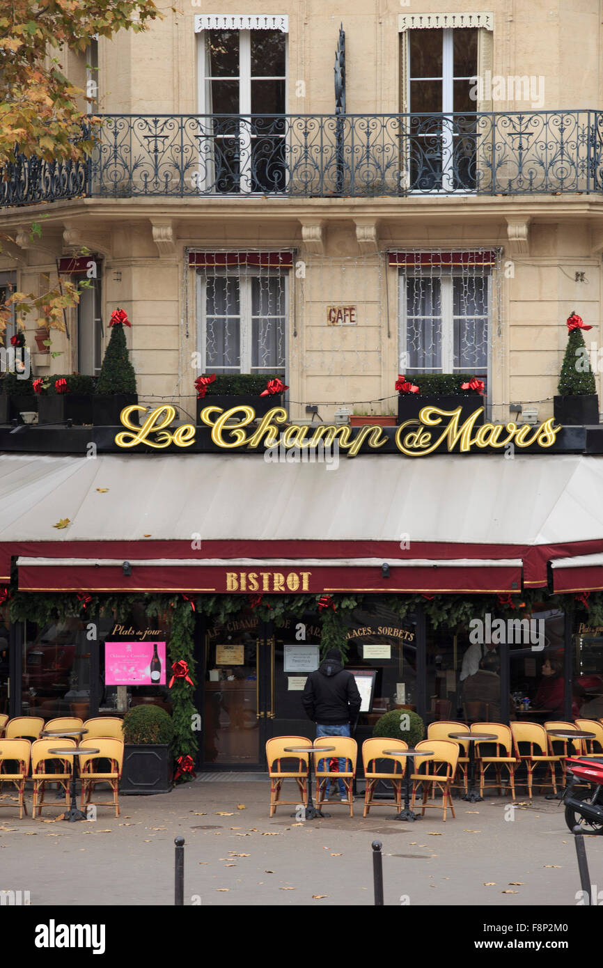 Le Bistro Le Champ Mars sur l'Avenue de la Bourdonnais à Paris, France Banque D'Images