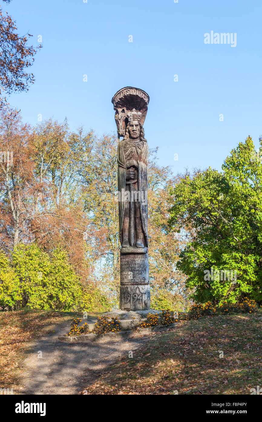 Memorial statue en bois de Vytautas le Grand, souverain du Grand-duché de Lituanie, dans le parc de château de Trakai, Trakai, Lituanie avec ciel bleu Banque D'Images