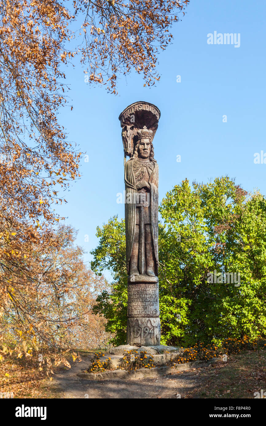 Memorial statue en bois de Vytautas le Grand, souverain du Grand-duché de Lituanie, dans le parc de château de Trakai, Trakai, Lituanie avec ciel bleu Banque D'Images