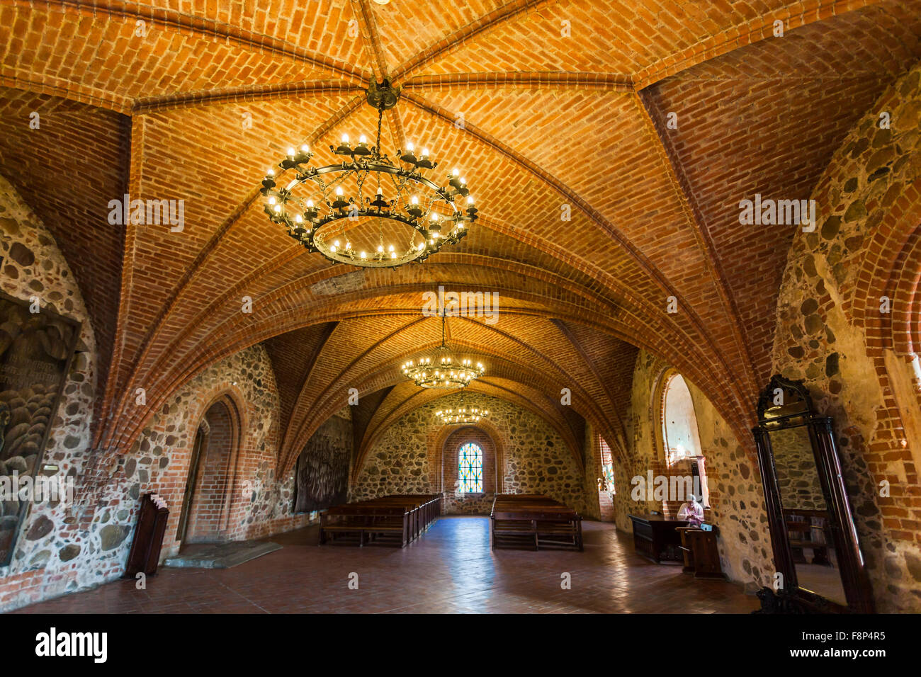 Ventilateur intérieur voûté en brique du voile du château de Trakai et lustre, lac Galve, Trakai, une ville historique et lake resort en Lituanie, Europe de l'Est Banque D'Images
