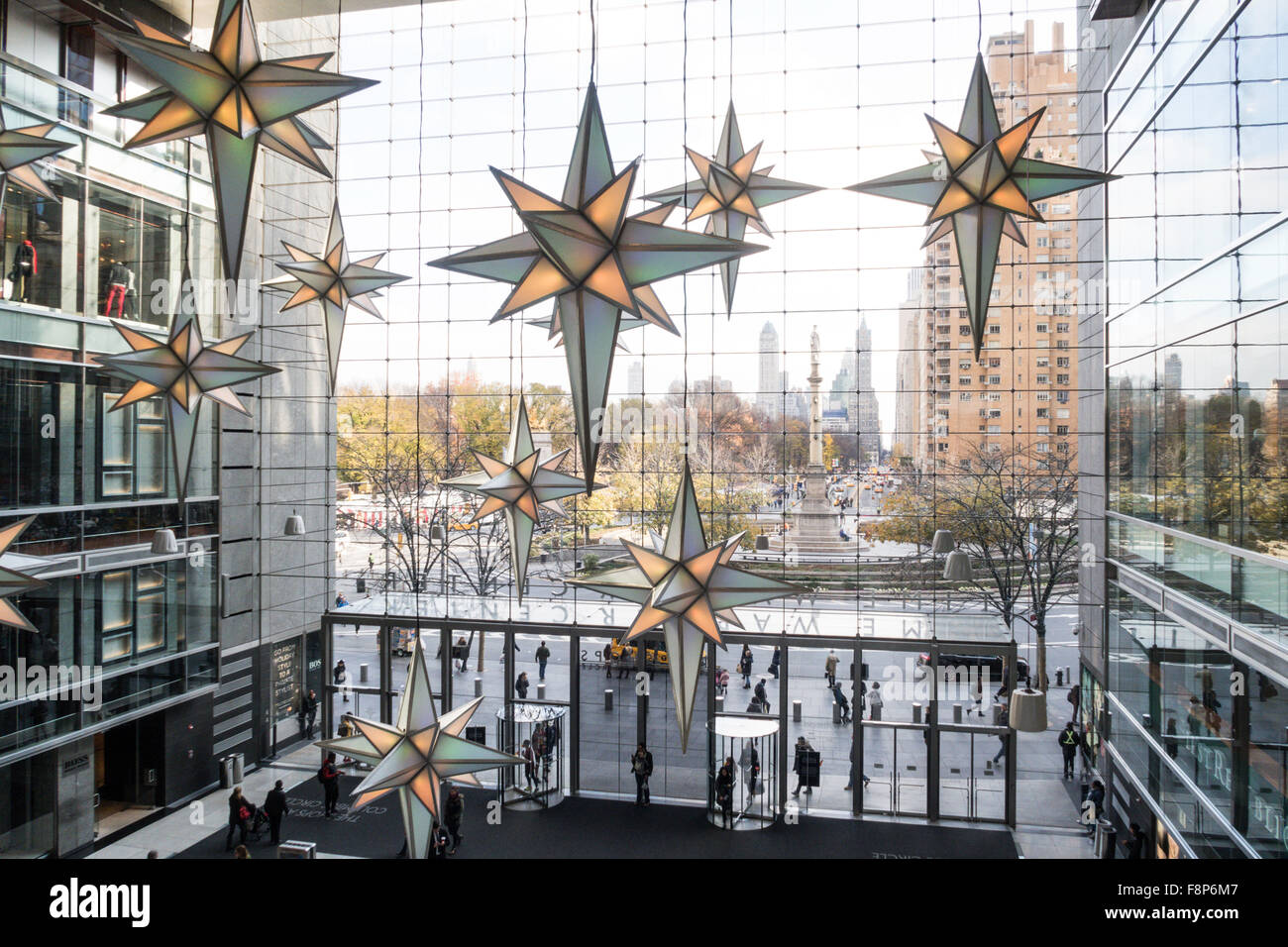 Holiday Star Decorations dans le Deutsche Bank Center, anciennement Time Warner Center à Columbus Circle, New York Banque D'Images