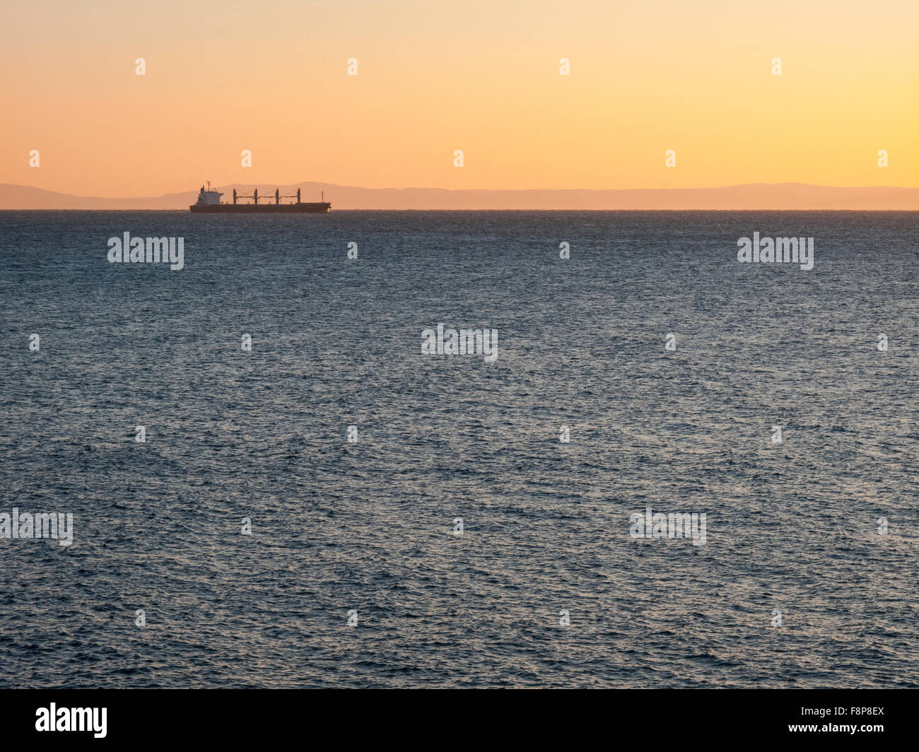 D'un cargo passe en amont dans l'estuaire du Saint-Laurent au Canada Banque D'Images