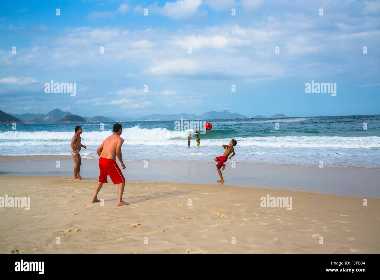 La plage de Copacabana, jouer au football, Rio de Janeiro, Brésil Banque D'Images