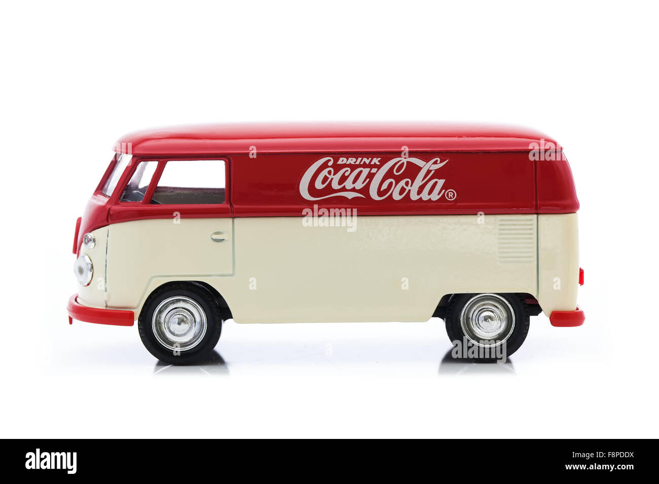 Vieux Van VW avec Coca-Cola Logo sur fond blanc Banque D'Images