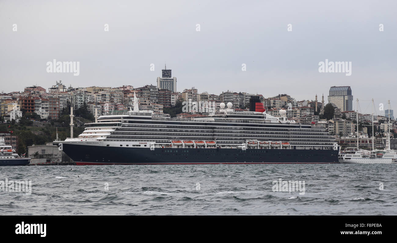 Mme la reine Victoria bateau de croisière dans le port d'Istanbul. Bateau a passagers 2014 Banque D'Images