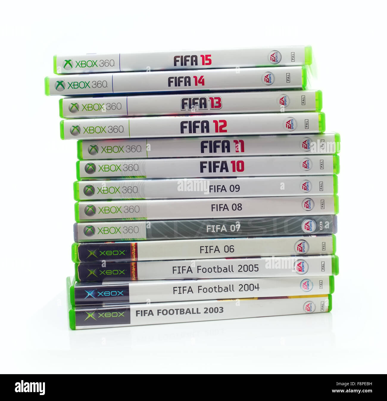 Collection de jeux de football FIFA par EA Sports à partir de 2003 jusqu'en 2015 pour la console XBox sur un fond blanc Banque D'Images