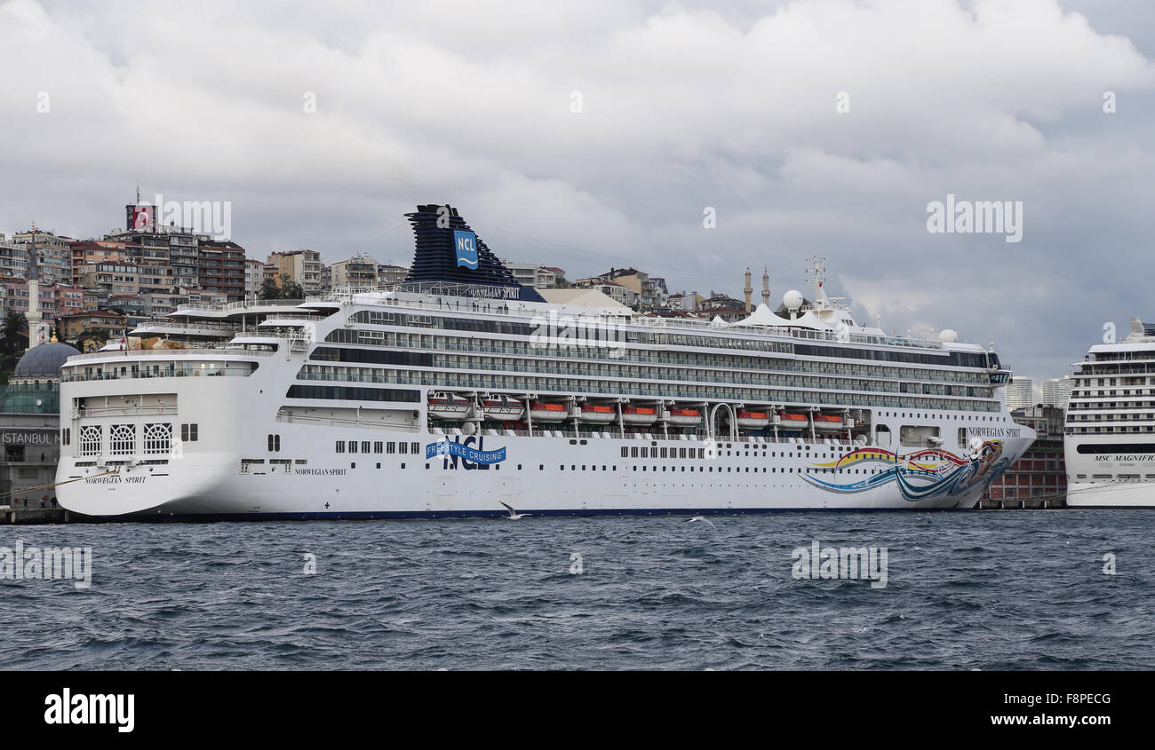 Norwegian Spirit bateau de croisière dans le port d'Istanbul. Bateau a passagers 1996 Banque D'Images