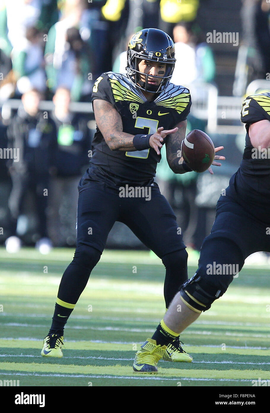 Autzen Stadium, Eugene, OR, USA. 21 Nov, 2015. Oregon Ducks quarterback Vernon Adams Jr. (3) prend l'au cours de la NCAA football match entre les canards et les USC Trojans à Autzen Stadium, Eugene, OR. Larry C. Lawson/CSM/Alamy Live News Banque D'Images