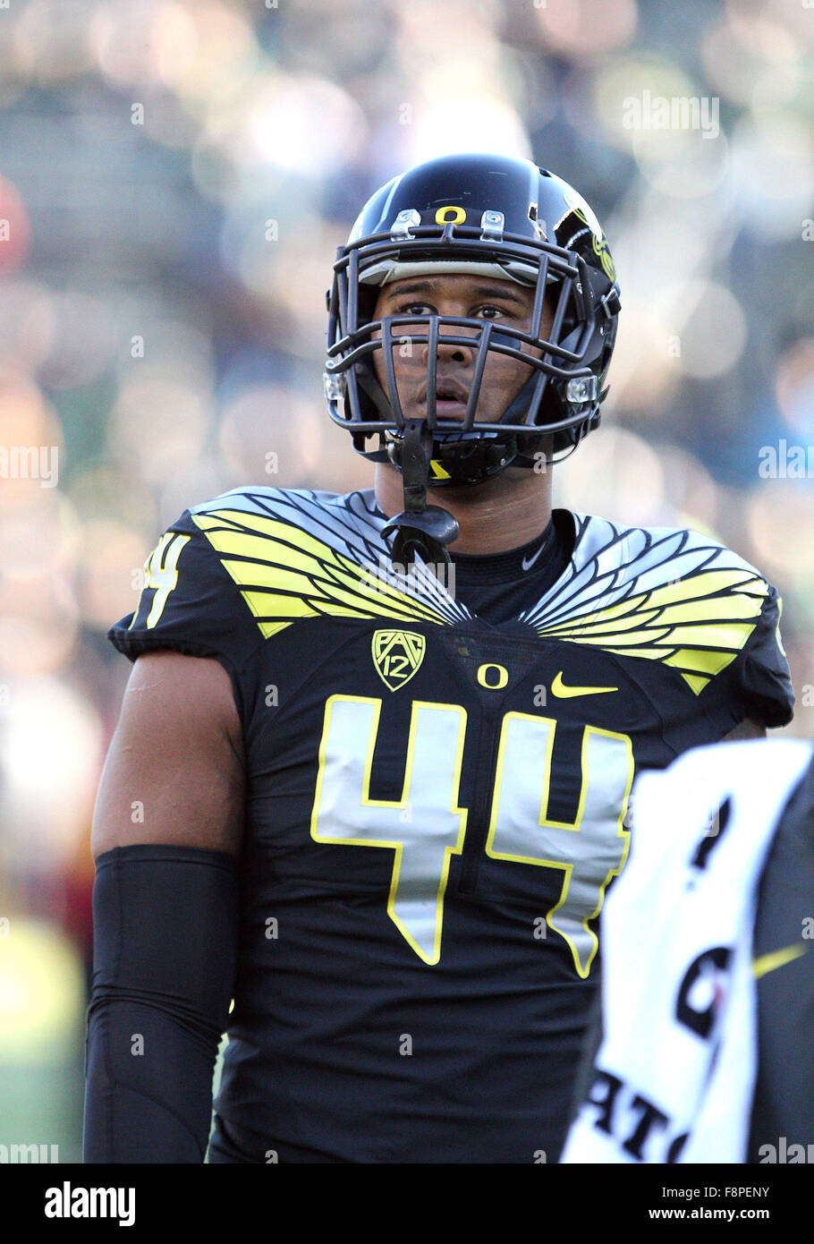 Autzen Stadium, Eugene, OR, USA. 21 Nov, 2015. Oregon Ducks joueur défensif DeForest Buckner (44) avant de la NCAA football match entre les canards et les USC Trojans à Autzen Stadium, Eugene, OR. Larry C. Lawson/CSM/Alamy Live News Banque D'Images