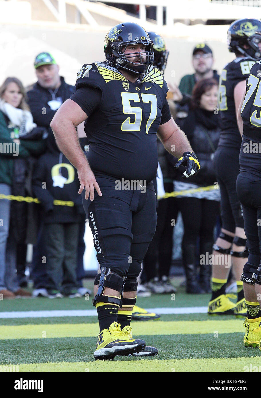 Autzen Stadium, Eugene, OR, USA. 21 Nov, 2015. Oregon Ducks offensive ligne Doug Brenner (57) avant de la NCAA football match entre les canards et les USC Trojans à Autzen Stadium, Eugene, OR. Larry C. Lawson/CSM/Alamy Live News Banque D'Images