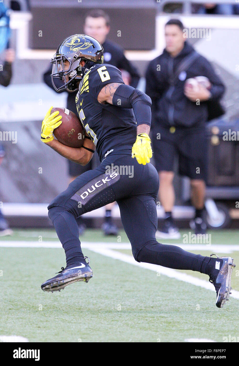 Autzen Stadium, Eugene, OR, USA. 21 Nov, 2015. Oregon Ducks receveur Charles Nelson (6) exécute la balle pendant la NCAA football match entre les canards et les USC Trojans à Autzen Stadium, Eugene, OR. Larry C. Lawson/CSM/Alamy Live News Banque D'Images