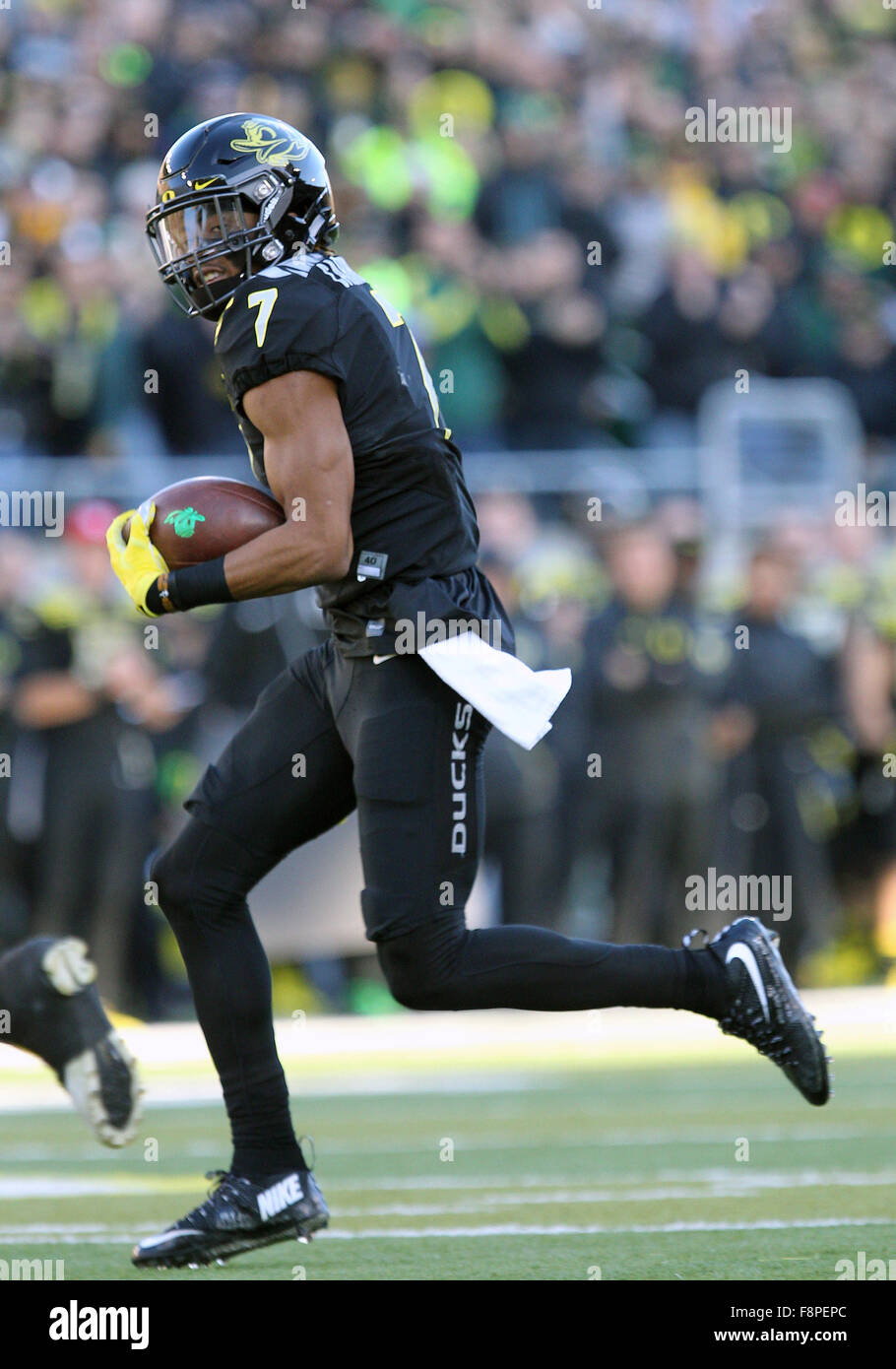 Autzen Stadium, Eugene, OR, USA. 21 Nov, 2015. Oregon Ducks receveur Darren Carrington (7) les gains au cours de l'engraissement NCAA football match entre les canards et les USC Trojans à Autzen Stadium, Eugene, OR. Larry C. Lawson/CSM/Alamy Live News Banque D'Images