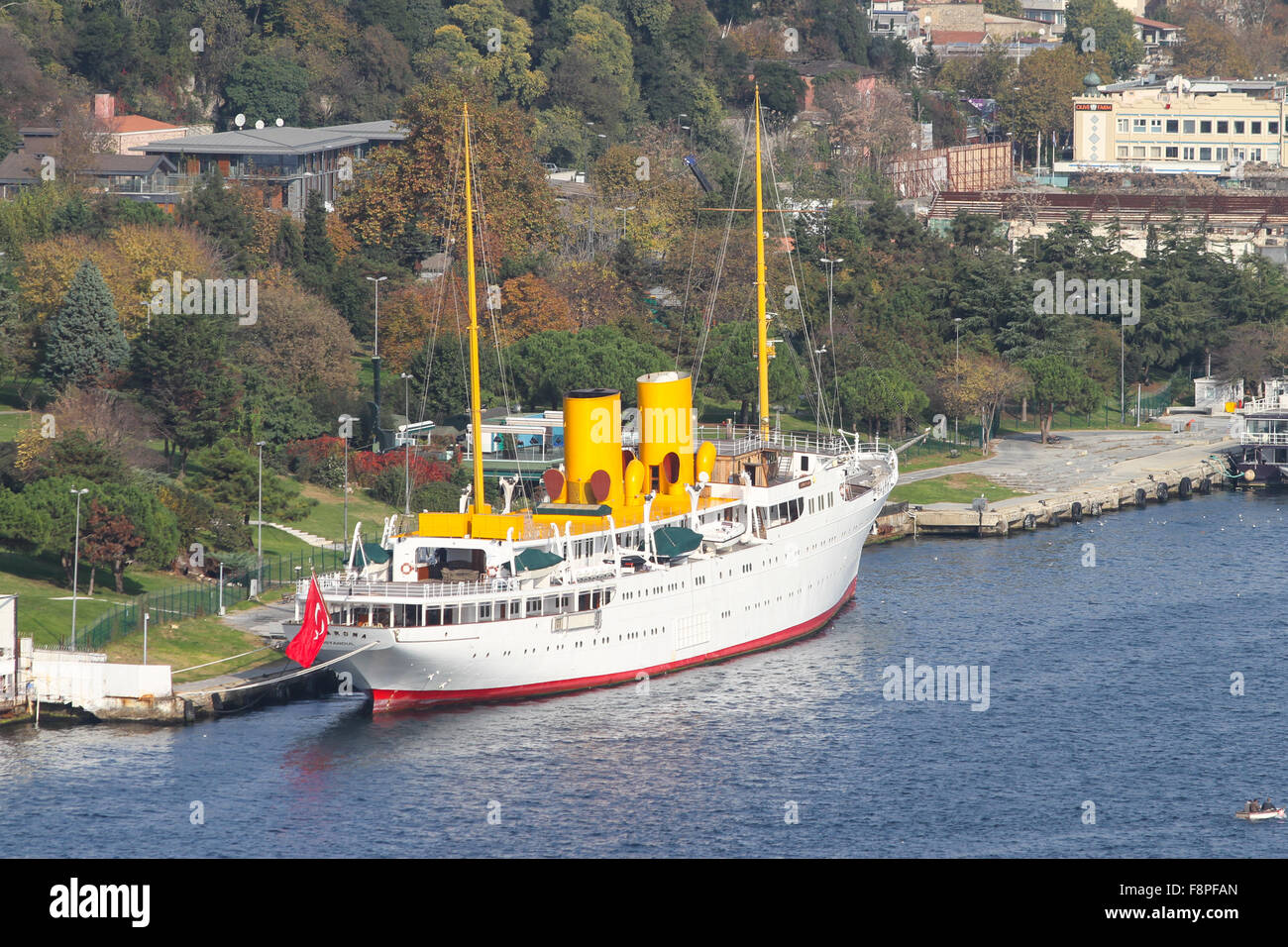 Yacht Savarona à Kurucesme port. Yacht Savarona a été le plus grand lors de son lancement en 1931. Banque D'Images