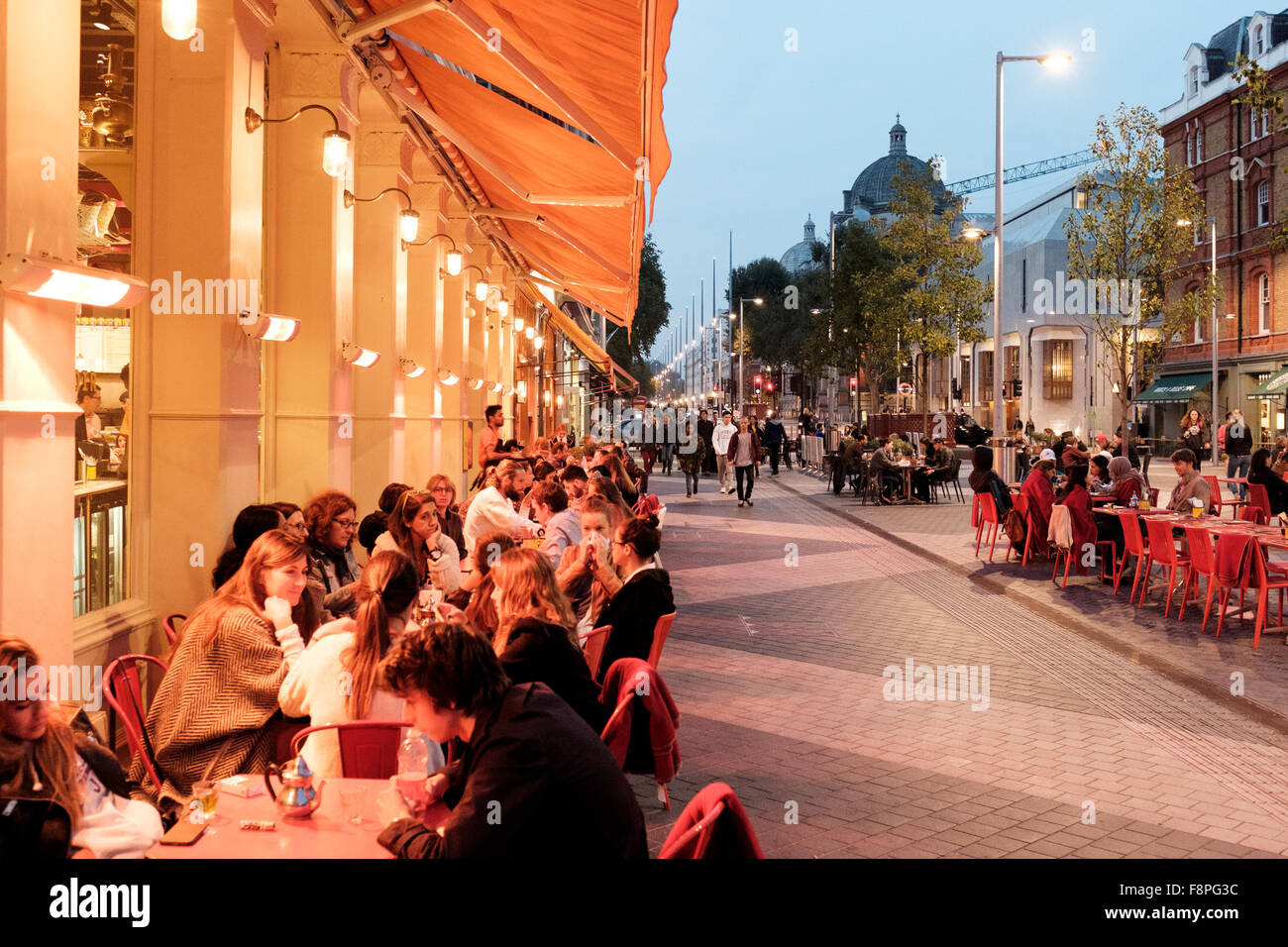 Café en plein air sur l'Exhibition Road, South Kensington, London,UK Banque D'Images