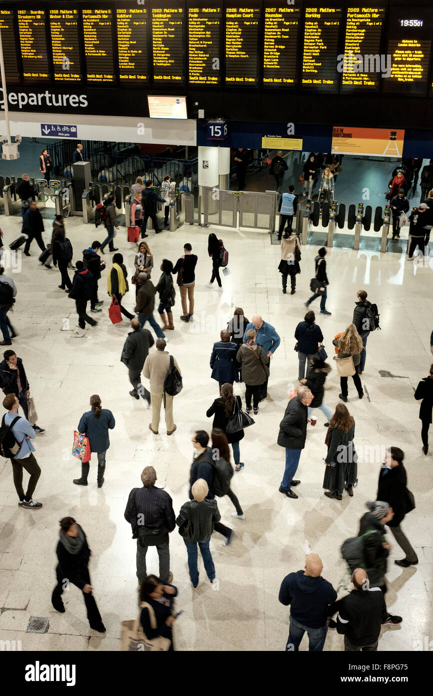 La gare de Waterloo,London,à England-Commuters à l'horaire des trains . Banque D'Images