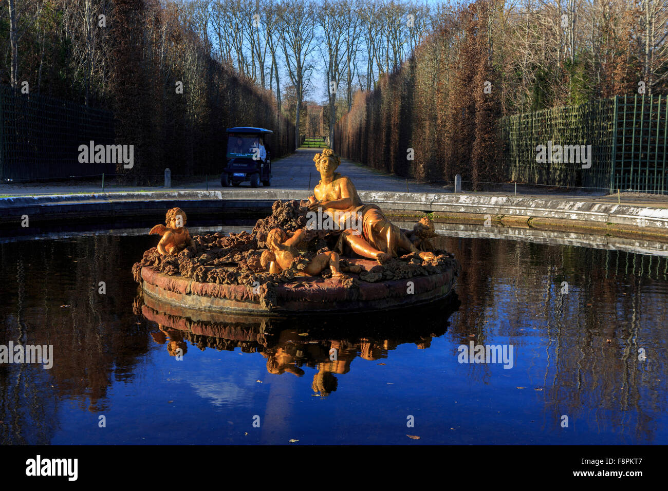La fontaine Flora montre la Flore, déesse romaine des fleurs, des jardins et du printemps dans les jardins du Palais de Versailles, Paris, F Banque D'Images