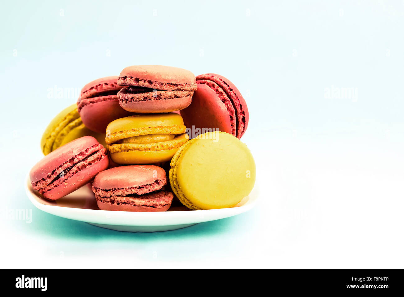 Assiette de macarons français sur retro-vintage background Banque D'Images