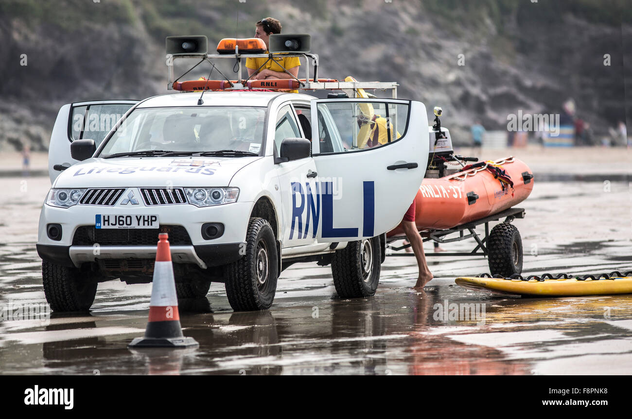Les sauveteurs RNLI en service à la plage de Polzeath à Cornwall Banque D'Images
