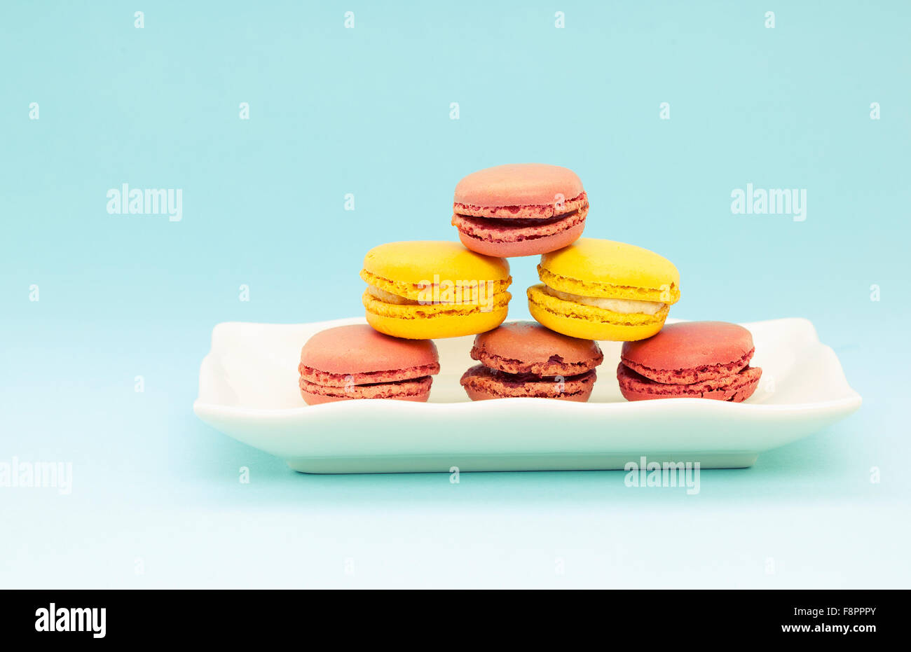 Assiette de macarons français sur retro-vintage background Banque D'Images