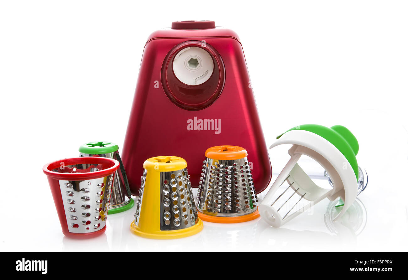 Robot de cuisine rouge avec pièces jointes sur un fond blanc Banque D'Images